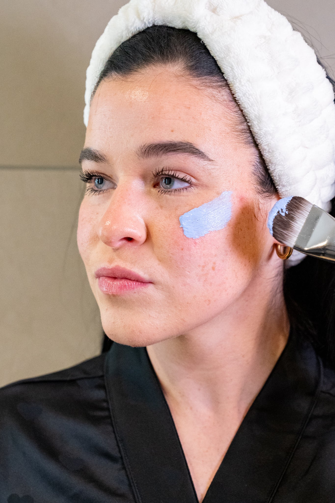 Masque visage purifiant au nila Kymssia posé sur le visage, teint unifié et pores resserrés